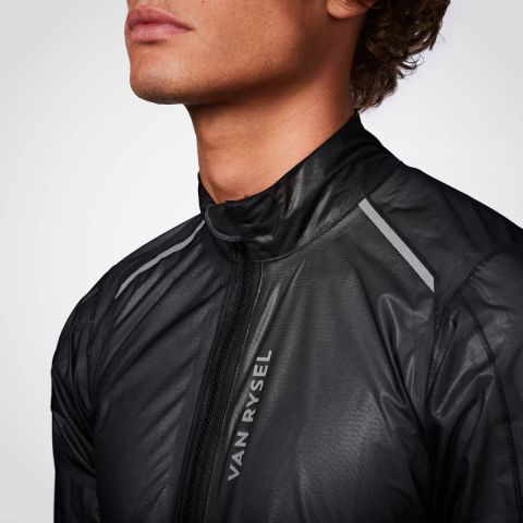 Chubasquero Van Rysel Ultralight: la chaqueta de Decathlon que salva una salida cuando el tiempo se complica