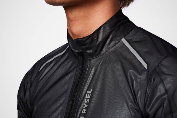 Chubasquero Van Rysel Ultralight: la chaqueta de Decathlon que salva una salida cuando el tiempo se complica