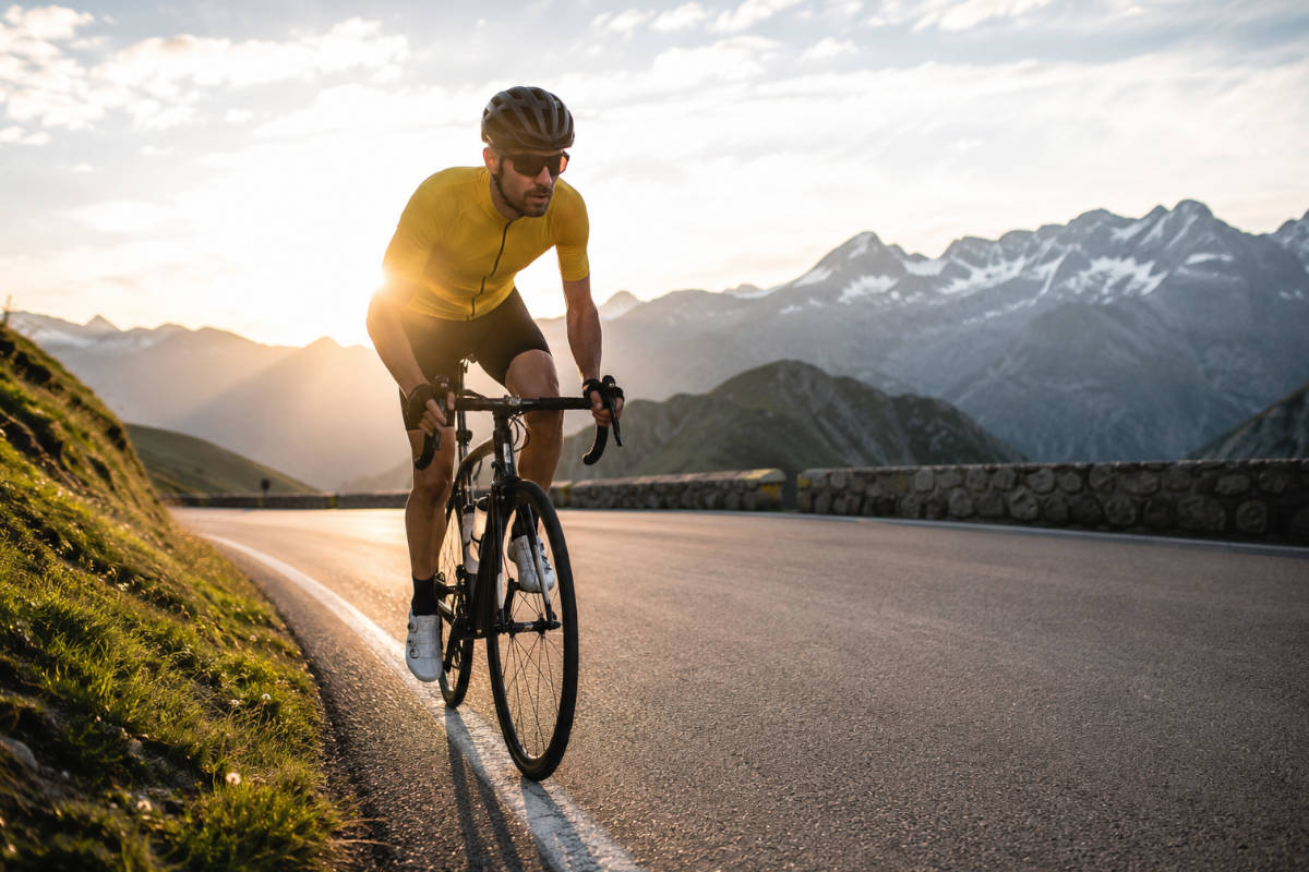 Ciclista al amanecer en montaña. Imagen: TodoMountianBike