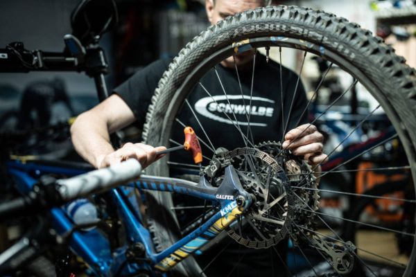 Ruido en los frenos y 'glazing' en MTB: cinco errores al montar pastillas nuevas que arruinan la frenada