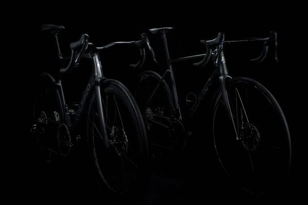 Colnago pone a la venta las bicicletas 'Dark' de Tadej Pogacar usadas en el Tour de Francia