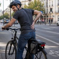 Cómo evitar el dolor de espalda al usar la bicicleta en ciudad sin renunciar a la comodidad ni a la velocidad