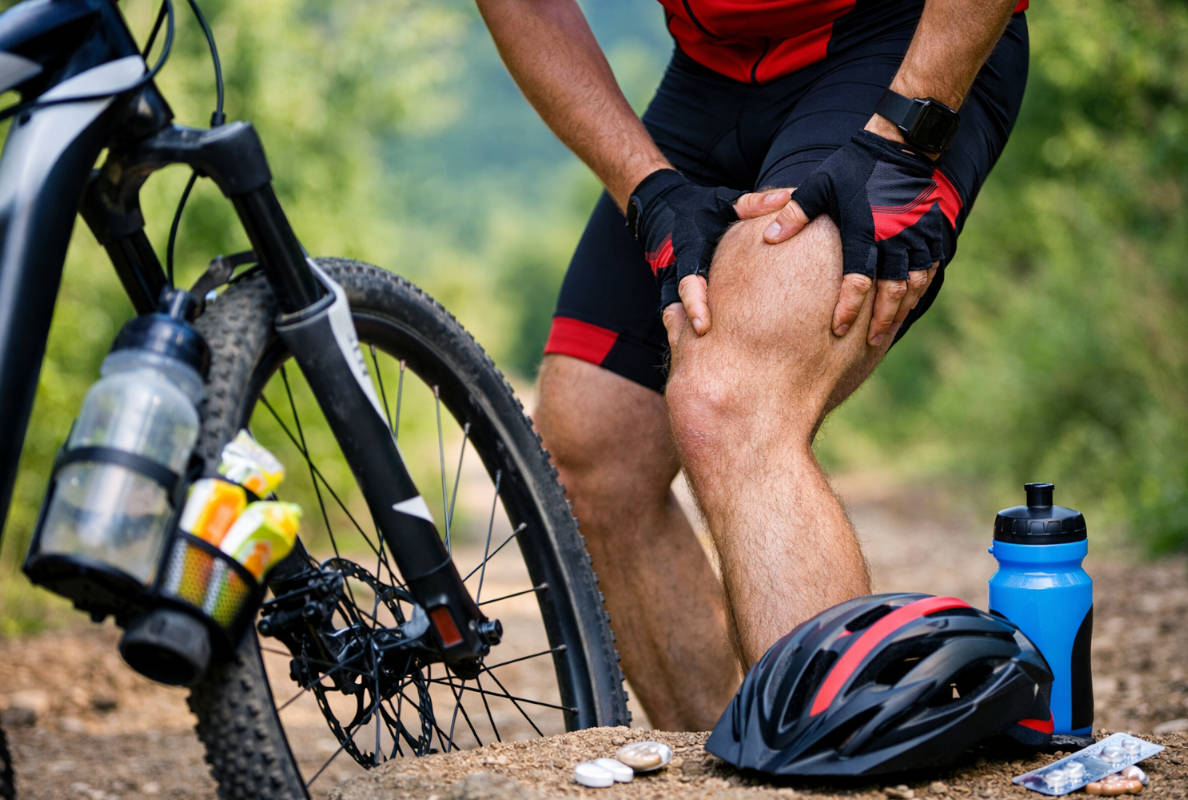 Ciclista recuperandose de un calambre. Imagen: TodoMountainBike