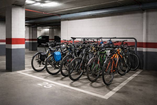 ¿Es legal guardar bicicletas en una plaza de garaje comunitaria? Qué dice realmente la Ley de Propiedad Horizontal