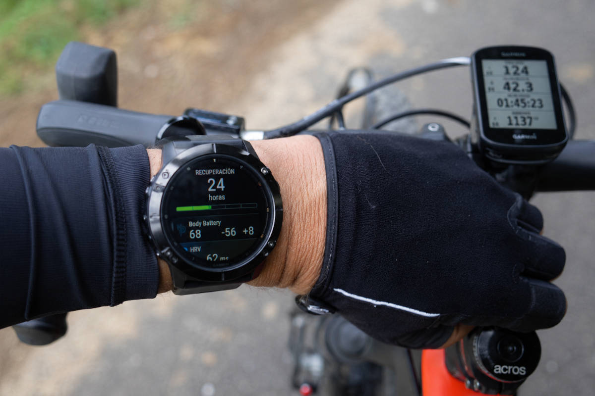 Ciclista mirando reloj y ciclocomputador. Imagen: TodoMountainBike