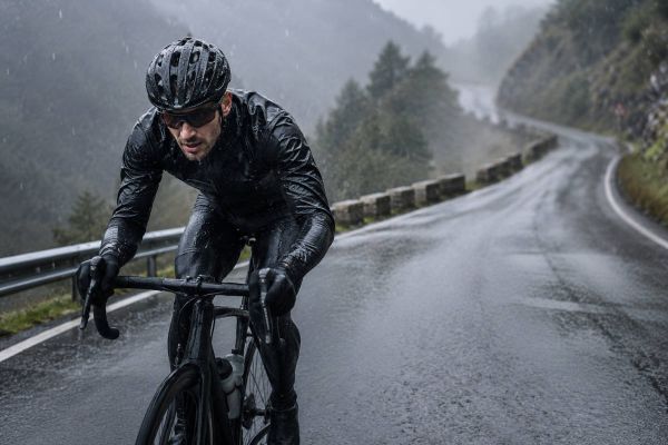 Cómo pedalear en días de lluvia sin poner en riesgo la seguridad sobre la bicicleta