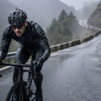 Cómo pedalear en días de lluvia sin poner en riesgo la seguridad sobre la bicicleta