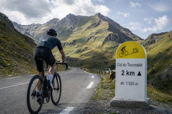 Cómo preparar el cuerpo y la cabeza para subir tu primer puerto de primera sin acabar odiando la bicicleta