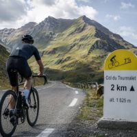 Cómo preparar el cuerpo y la cabeza para subir tu primer puerto de primera sin acabar odiando la bicicleta