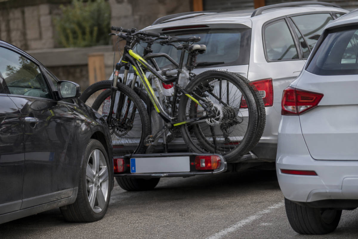 Aparcamiento apretado con bicicletas en portabicicletas. Imagen: TodoMountainBike