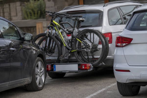 Cómo sacar el coche sin dañar el portabicicletas cuando apenas hay espacio para maniobrar