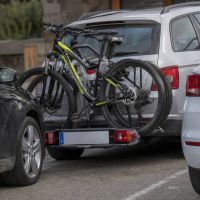 Cómo sacar el coche sin dañar el portabicicletas cuando apenas hay espacio para maniobrar