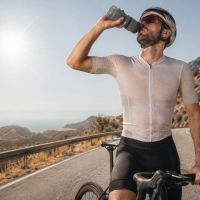 Cómo seguir montando en bici con calor extremo sin poner en riesgo el rendimiento ni la salud