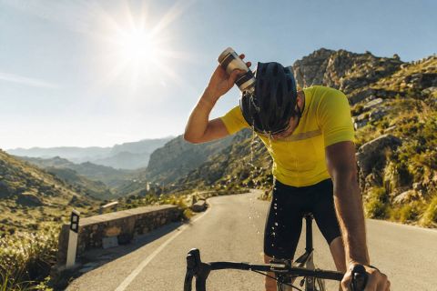 Cómo sobrevivir a una ola de calor sobre la bicicleta: las claves para entrenar sin deshidratarse ni sufrir un golpe de calor