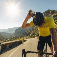 Cómo sobrevivir a una ola de calor sobre la bicicleta: las claves para entrenar sin deshidratarse ni sufrir un golpe de calor