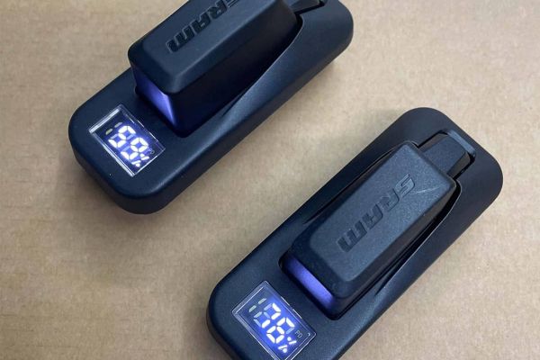 Un accesorio de precio módico que evita salir con la batería SRAM AXS casi vacía