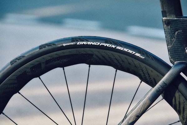 Continental amplía la familia Grand Prix 5000 con nuevas medidas pensadas para más agarre y confort