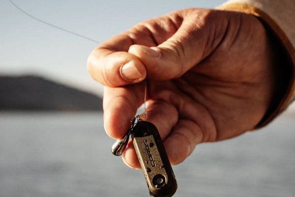 COROS entra en la pesca con HYDROP, un sensor pensado para ciclistas que también buscan precisión fuera de la bici