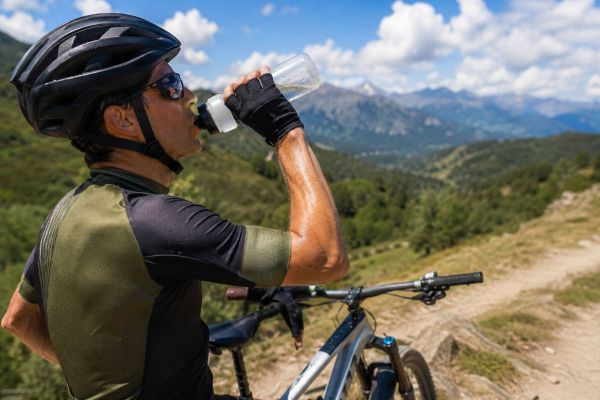 Cuánta agua debes beber en bici: el cálculo más fiable para evitar errores de hidratación