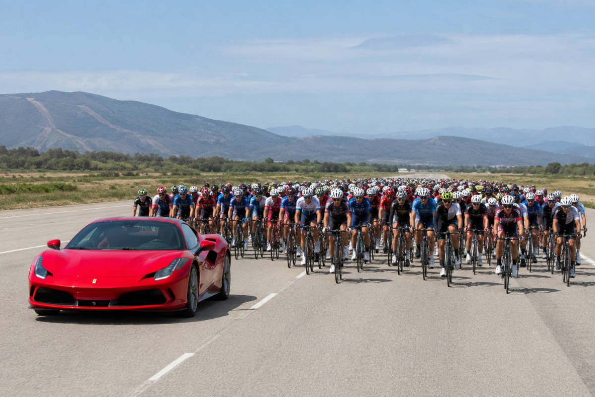 Ferrari y ciclistas en una carretera. Imagen: TodoMountainBike