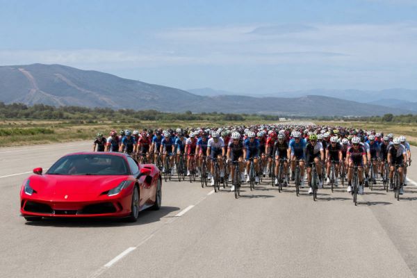 ¿Cuántas bicicletas hacen falta para igualar la potencia de un Ferrari? La comparación que sorprende incluso a muchos ciclistas