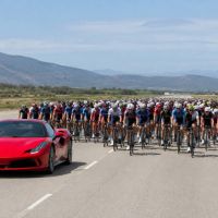 ¿Cuántas bicicletas hacen falta para igualar la potencia de un Ferrari? La comparación que sorprende incluso a muchos ciclistas