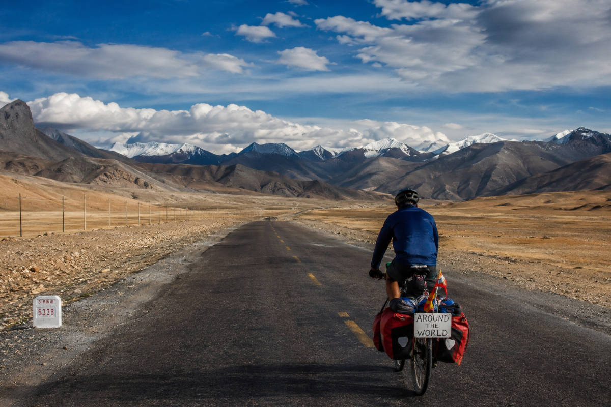 Ciclista por carretera dando la vuelta al mundo. Imagen: TodoMountainBike