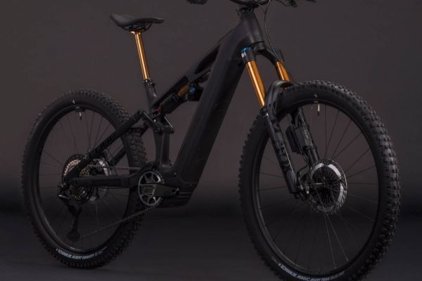 CUBE llama a revisión varias e-MTB Hybrid de 2026 por un fallo en las bielas de carbono ACID
