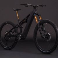 CUBE llama a revisión varias e-MTB Hybrid de 2026 por un fallo en las bielas de carbono ACID