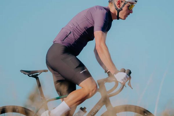 Van Rysel Endurance: un culotte con bolsillos laterales y badana de larga distancia por menos de 50 euros