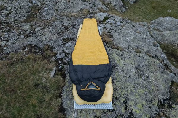 Decathlon lanza un saco de dormir ultraligero pensado para bikepacking y rutas de varios días