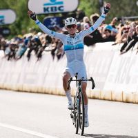 Demi Vollering rompe el guion en Flandes y conquista por fin el Monumento que le faltaba