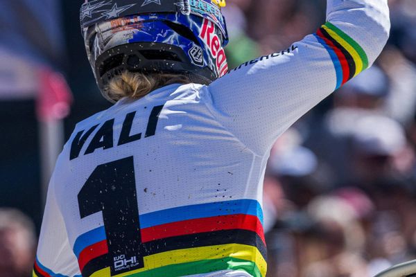 Vali Höll vuelve a dominar en Leogang: así fue su descenso ganador ante su afición