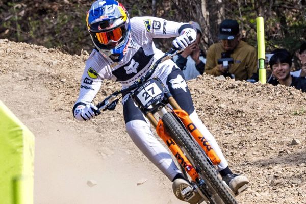 Asa Vermette y Vali Höll reclaman su trono en Corea del Sur con dos bajadas ganadoras muy distintas
