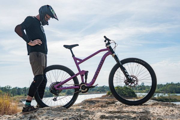 DirtySixer avanza su MonsterEnduro de 32 pulgadas y lleva el debate de las ruedas grandes al Enduro