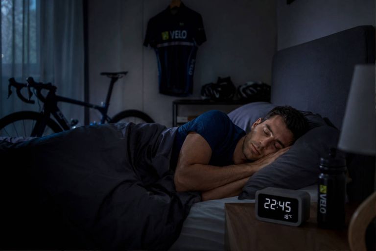 Dormir bien puede marcar más diferencias en el rendimiento ciclista que muchos suplementos: así afecta el sueño a la recuperación