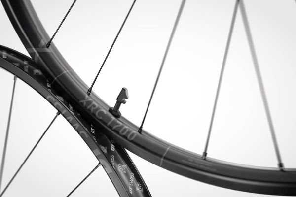 DT Swiss renueva la gama 1700 con bujes anti pedal-kickback y una EX 1700 que ya mira al Descenso