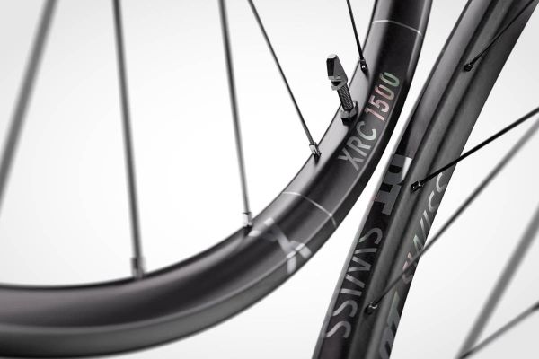 DT Swiss actualiza su familia 1500 de ruedas MTB de carbono con menos peso y un nuevo sistema para ganar control
