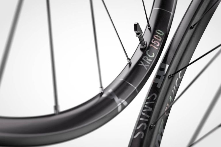 DT Swiss actualiza su familia 1500 de ruedas MTB de carbono con menos peso y un nuevo sistema para ganar control