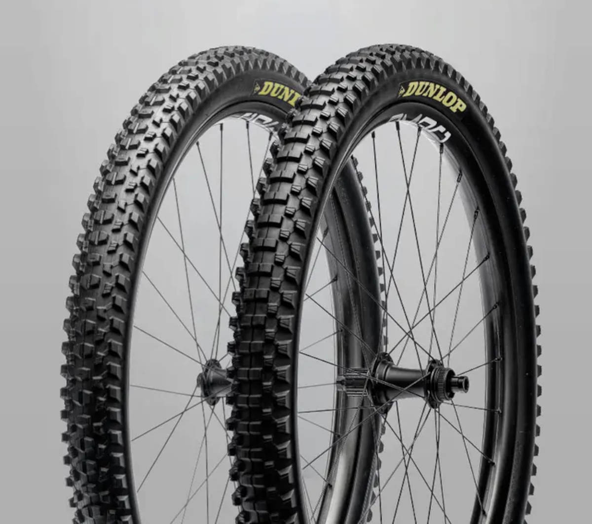 Neumáticos Dunlop Geomax MB34 Downhill frontal y trasero. Imagen: Dunlop