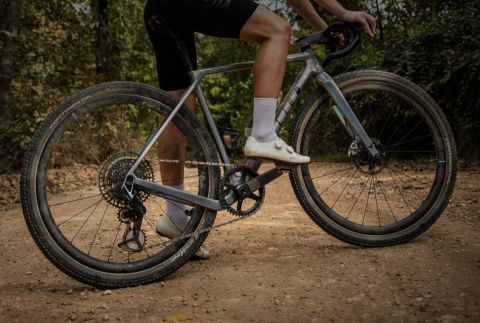 Easton renueva su gama más ambiciosa para Gravel con unas bielas que apuntan alto en peso, rigidez y resistencia