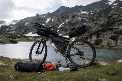 El equipo imprescindible para iniciarse en bikepacking sin gastar de más ni cargar peso innecesario