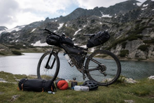 El equipo imprescindible para iniciarse en bikepacking sin gastar de más ni cargar peso innecesario