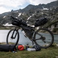 El equipo imprescindible para iniciarse en bikepacking sin gastar de más ni cargar peso innecesario