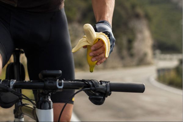 El plátano en ciclismo: por qué sigue siendo uno de los combustibles más fiables sobre la bici
