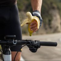 El plátano en ciclismo: por qué sigue siendo uno de los combustibles más fiables sobre la bici
