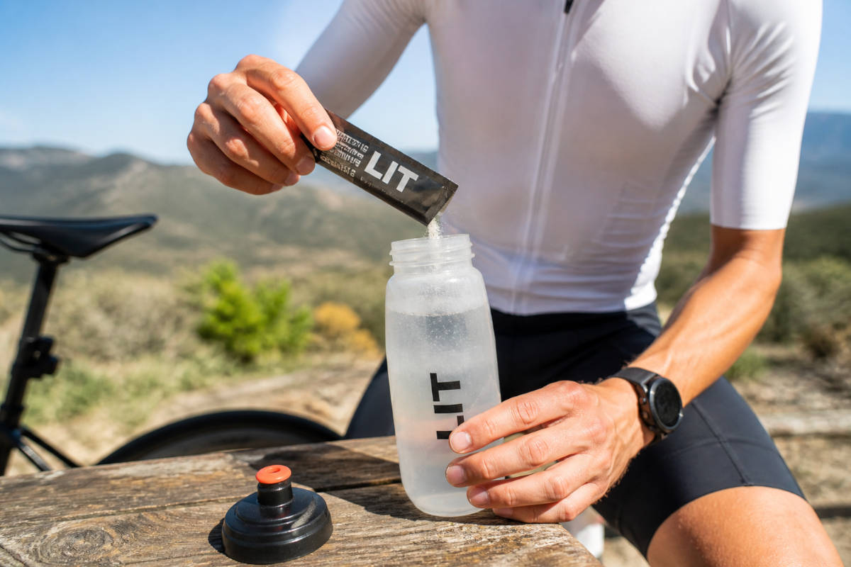 Electrolitos: la hidratación que va más allá de beber agua y gana peso entre ciclistas