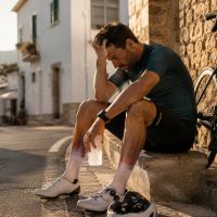 Entrenar con resaca: el error que muchos ciclistas siguen subestimando después de una noche de fiesta