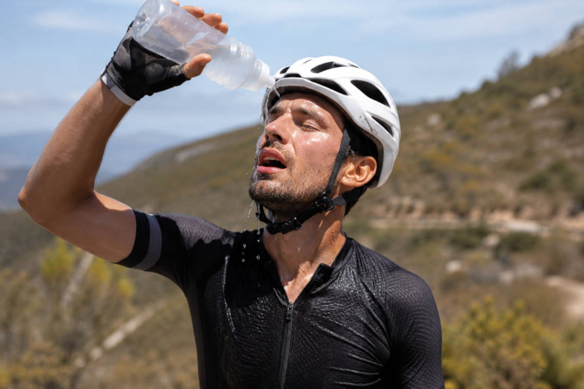 Ciclista echándose agua en la cara. Imagen: TodoMountainBike