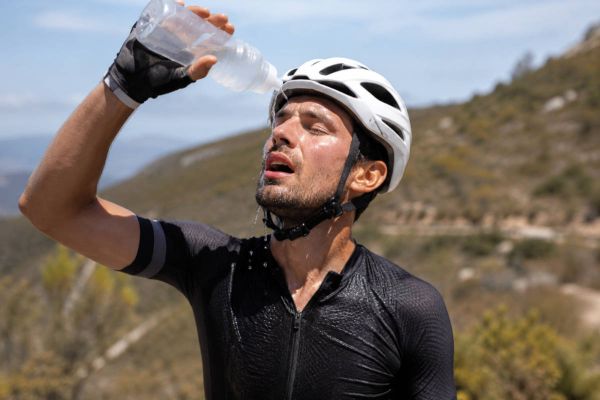 ¿Estás perdiendo demasiados líquidos al pedalear? Las señales que muchos ciclistas pasan por alto